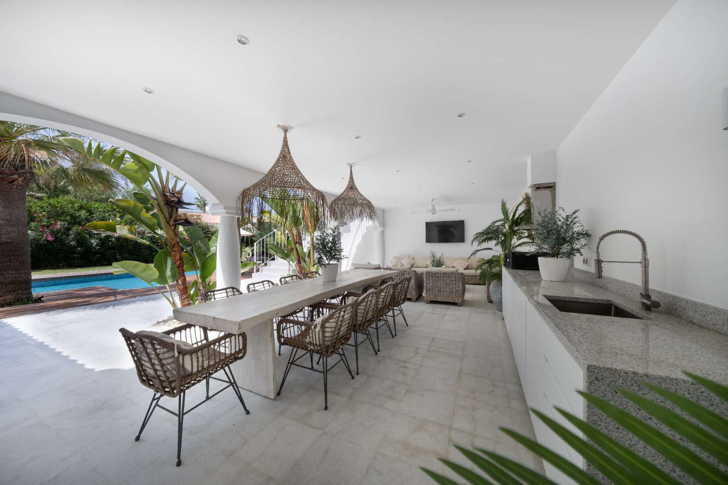 VILLA DE LUXE À 100 MÈTRES DE LA PLAGE, MARBELLA EST