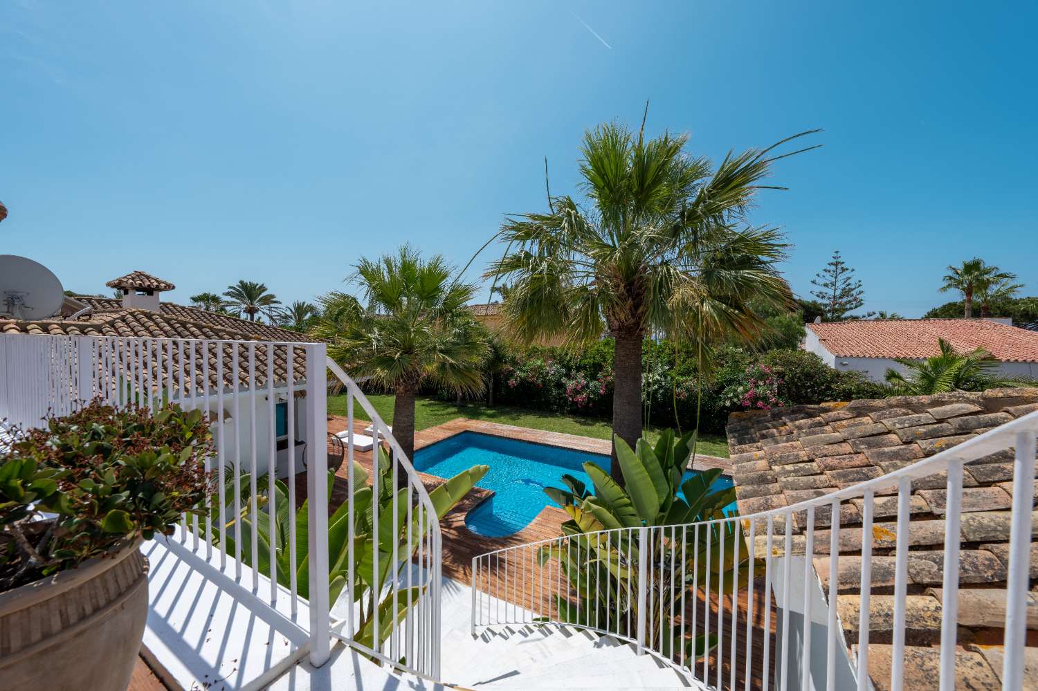 LUXE VILLA 100 METER VAN HET STRAND, MARBELLA OOST