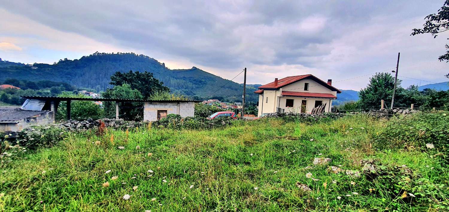 SCHÖNE FINCA MIT BLICK AUF DAS TAL IN CACES (LAS CALDAS)