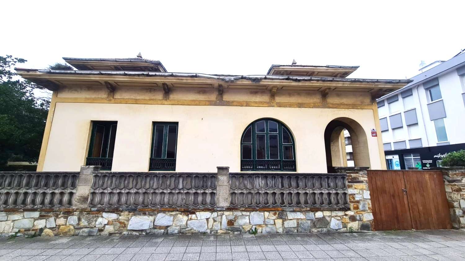 GROSSES HAUS NEBEN DEM STRAND DER MAUER, TAPIA DE CASARIEGO