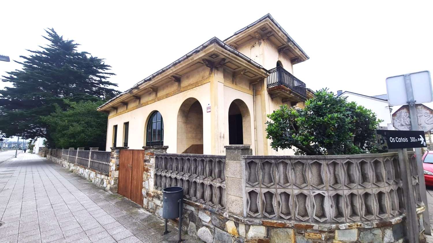 LARGE HOUSE NEXT TO THE BEACH OF THE WALL, TAPIA DE CASARIEGO