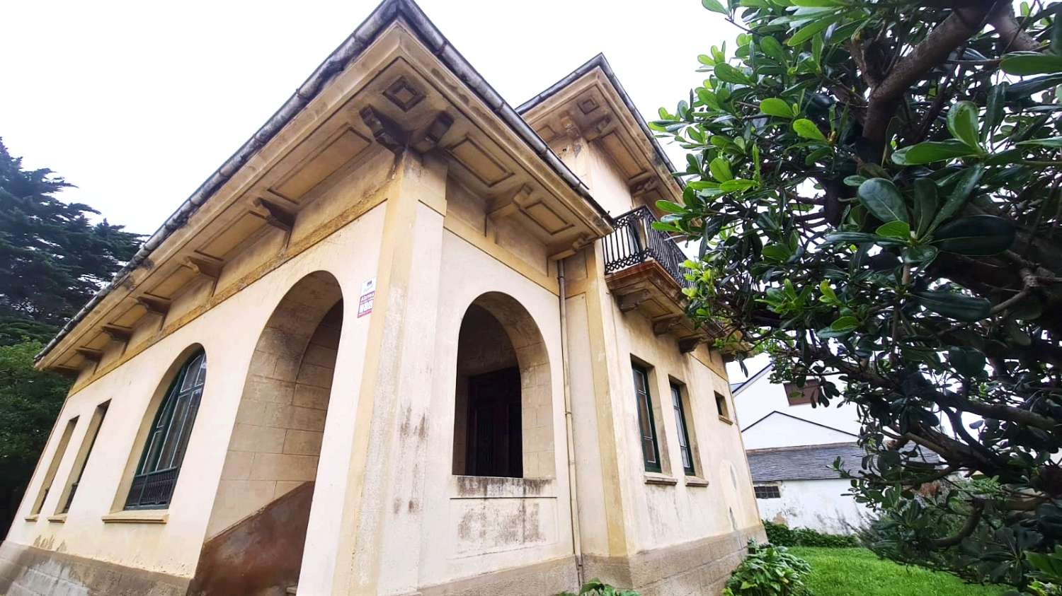 GROSSES HAUS NEBEN DEM STRAND DER MAUER, TAPIA DE CASARIEGO