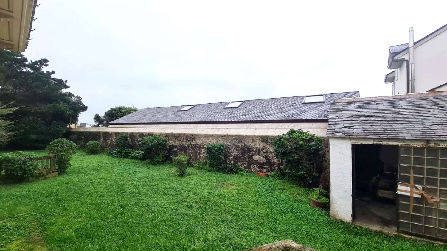 GROSSES HAUS NEBEN DEM STRAND DER MAUER, TAPIA DE CASARIEGO