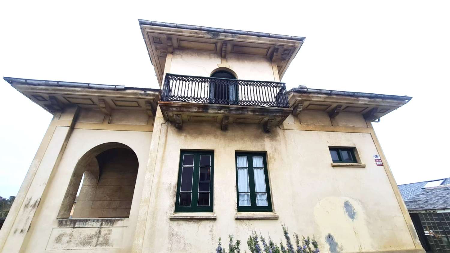 GROOT HUIS NAAST HET STRAND VAN DE MUUR, TAPIA DE CASARIEGO