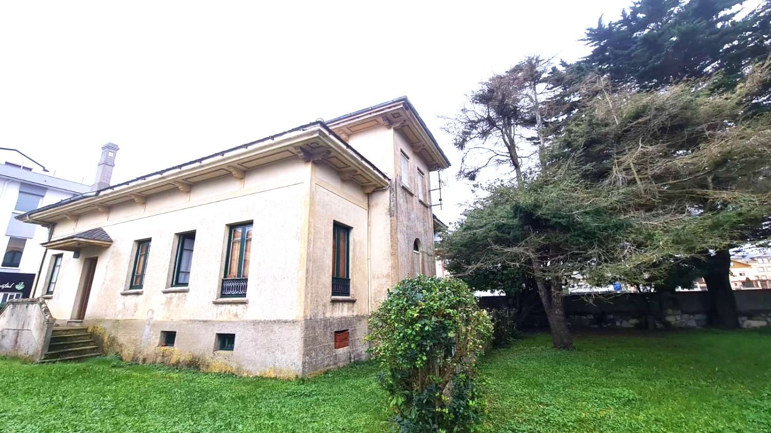 LARGE HOUSE NEXT TO THE BEACH OF THE WALL, TAPIA DE CASARIEGO