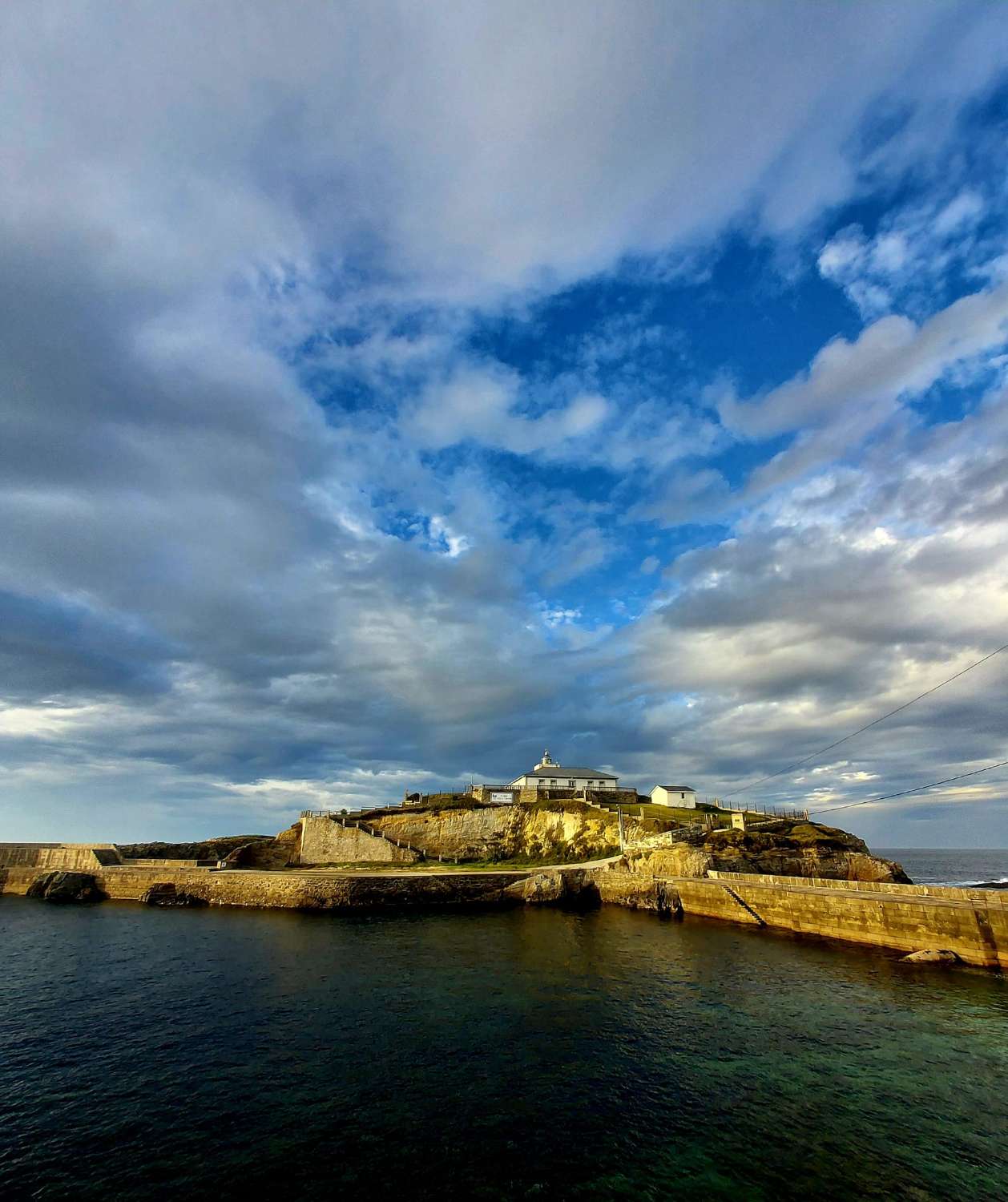 LARGE HOUSE NEXT TO THE BEACH OF THE WALL, TAPIA DE CASARIEGO