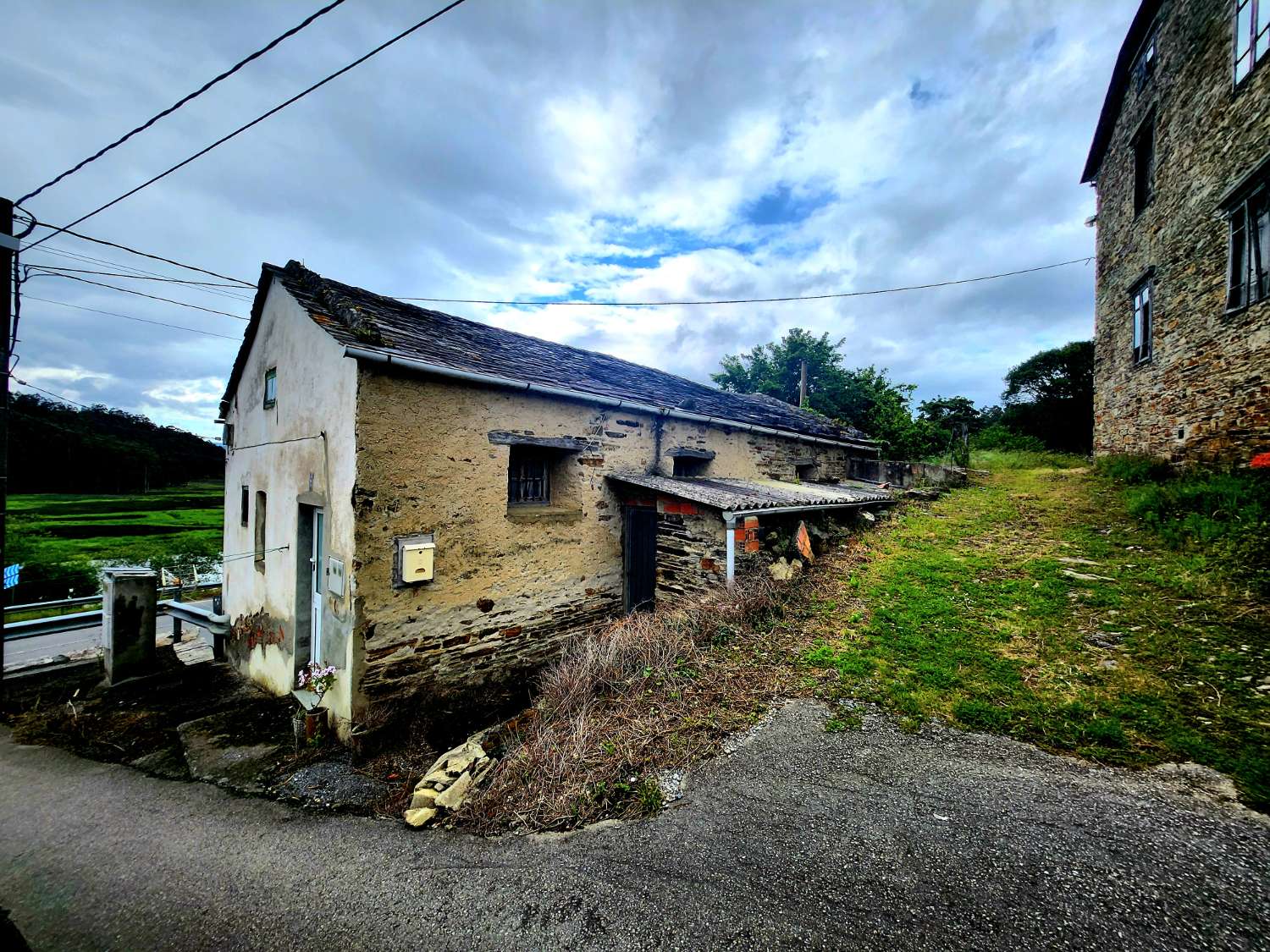 TALO MYYTÄVÄNÄ LÄSNÄ PORTO DE ABAIXO (RIBADEO)