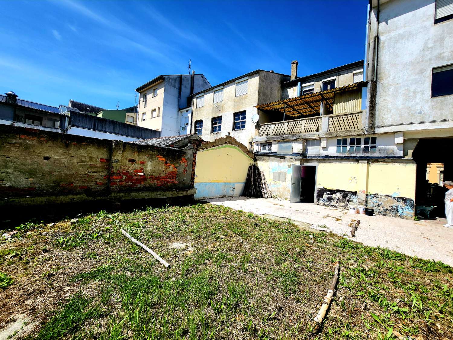 CASA EN VENTA EN EL CENTRO DE VEGADEO