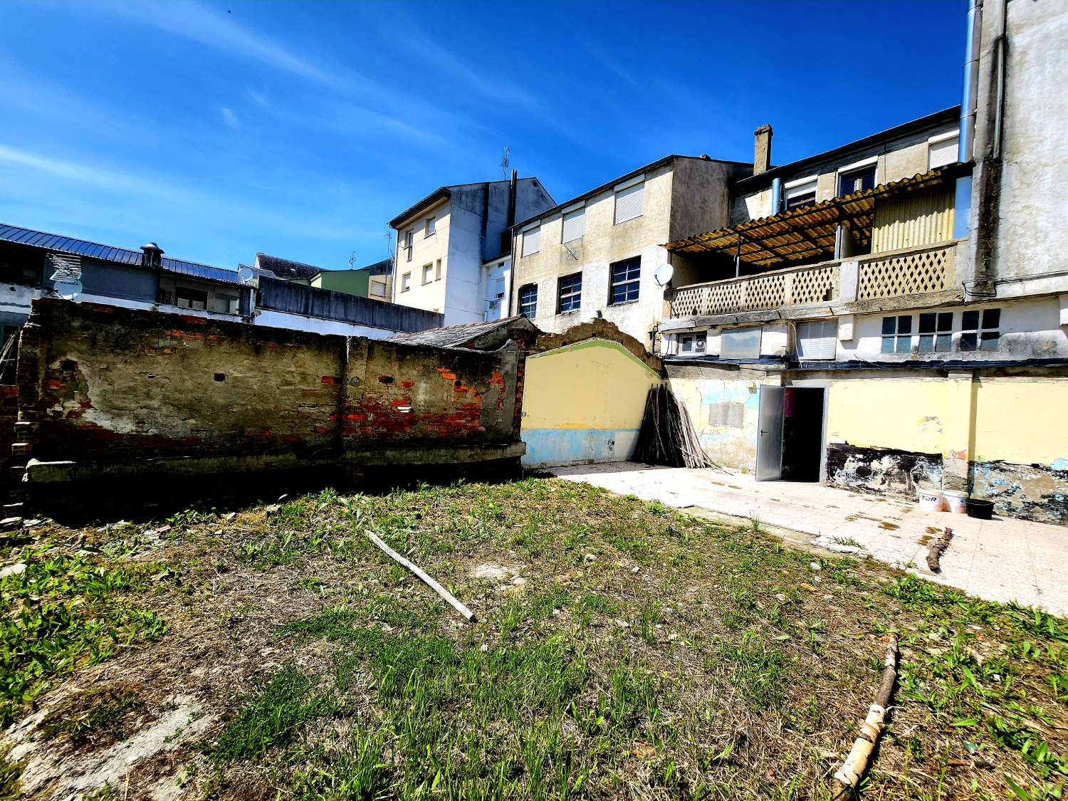 CASA EN VENTA EN EL CENTRO DE VEGADEO