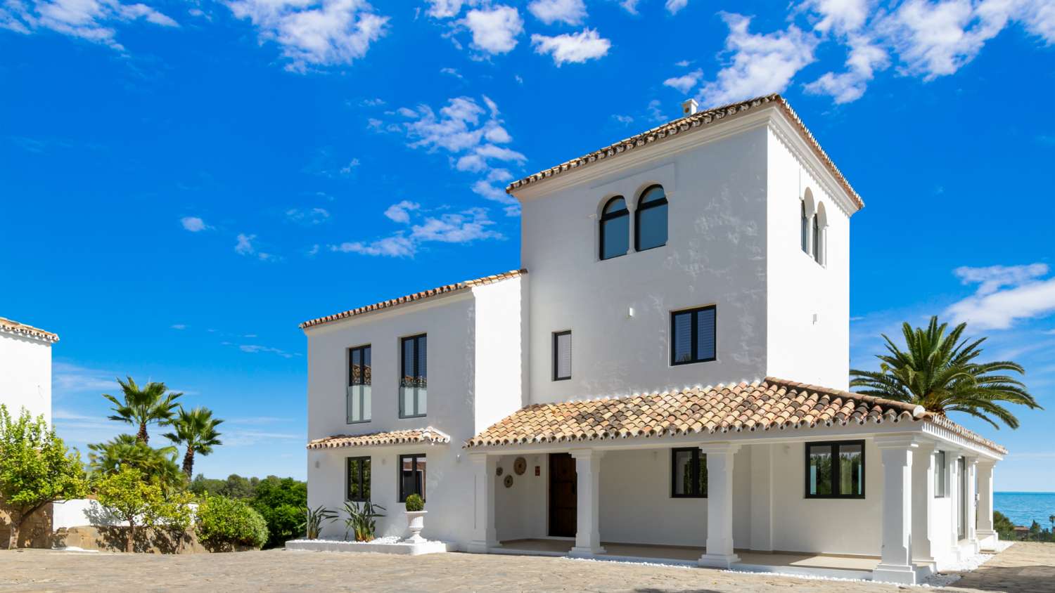 Erstaunlicher Meerblick Haus im mediterranen Stil mit privatem Tennisplatz