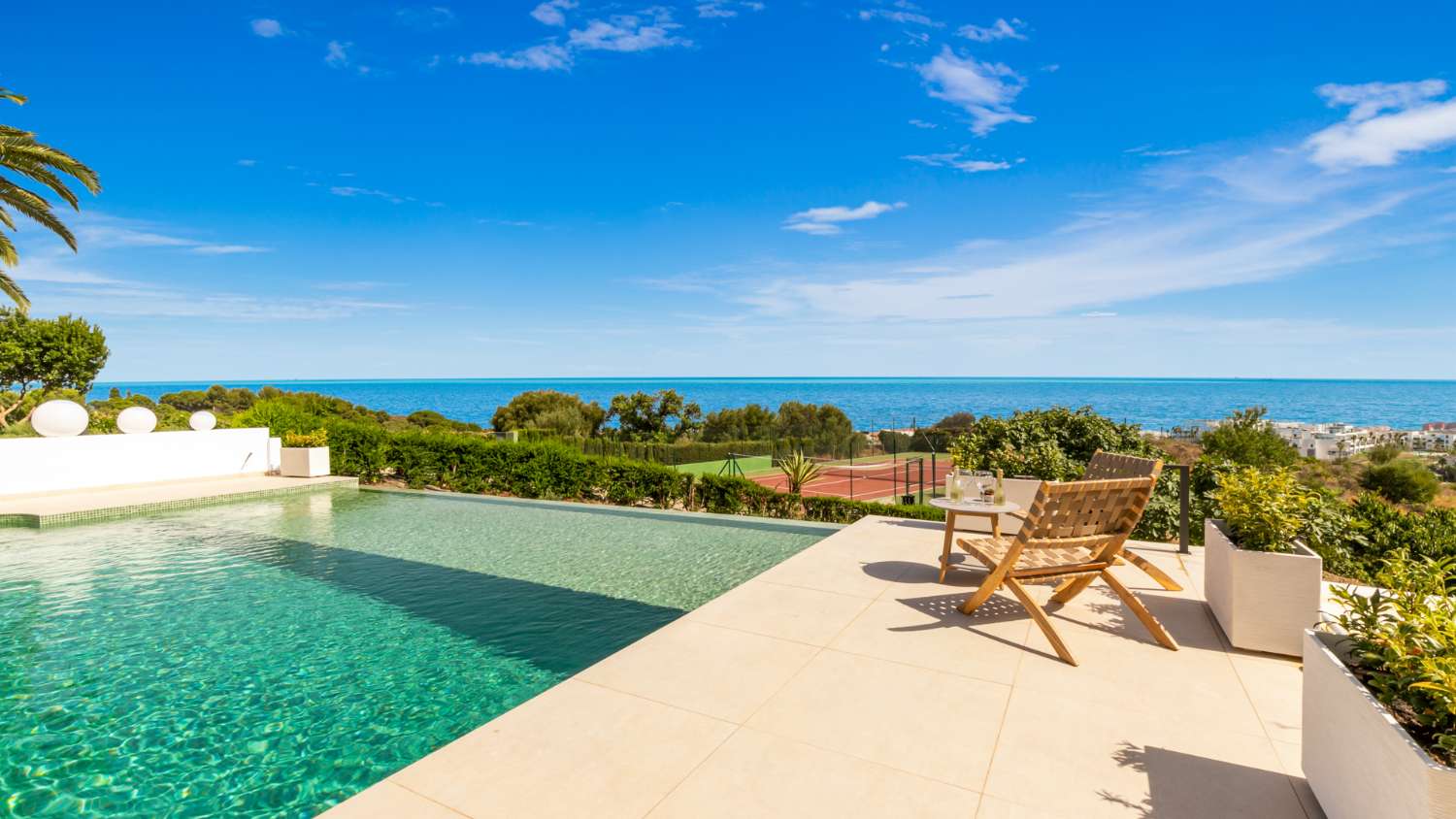 Prachtig uitzicht op zee huis in mediterrane stijl met eigen tennisbaan