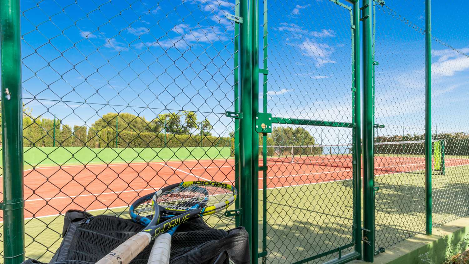 Erstaunlicher Meerblick Haus im mediterranen Stil mit privatem Tennisplatz