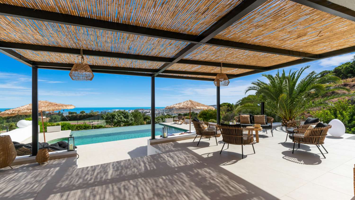 Increíbles vistas al mar Casa de estilo mediterráneo con pista de tenis privada