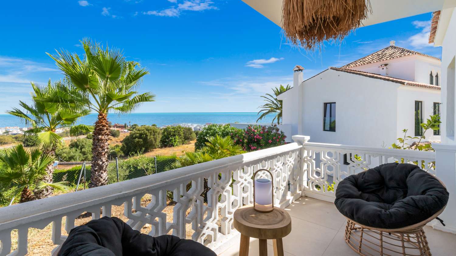 Prachtig uitzicht op zee huis in mediterrane stijl met eigen tennisbaan