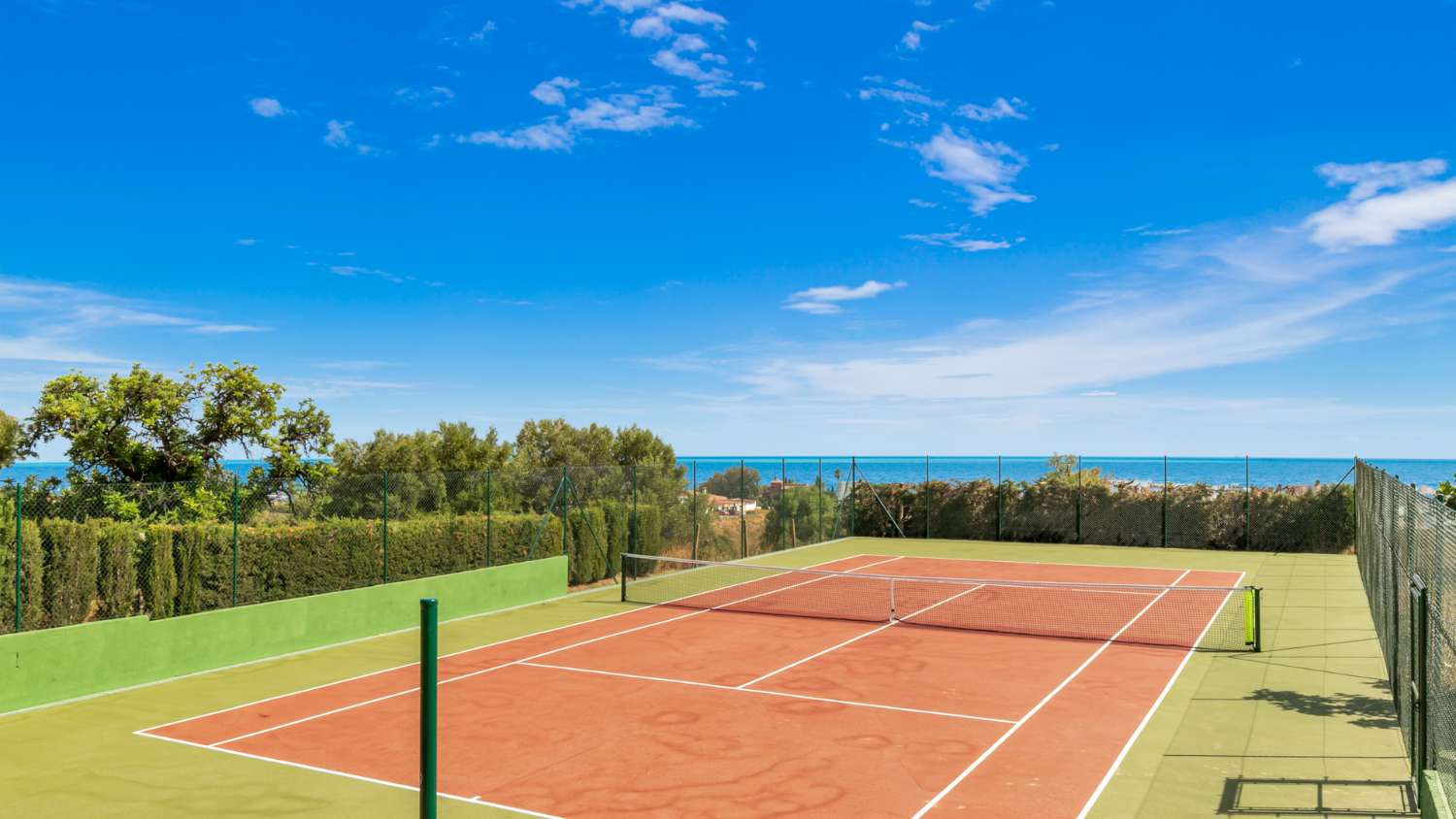 Fantastiskt hus med havsutsikt i medelhavsstil med privat tennishörna