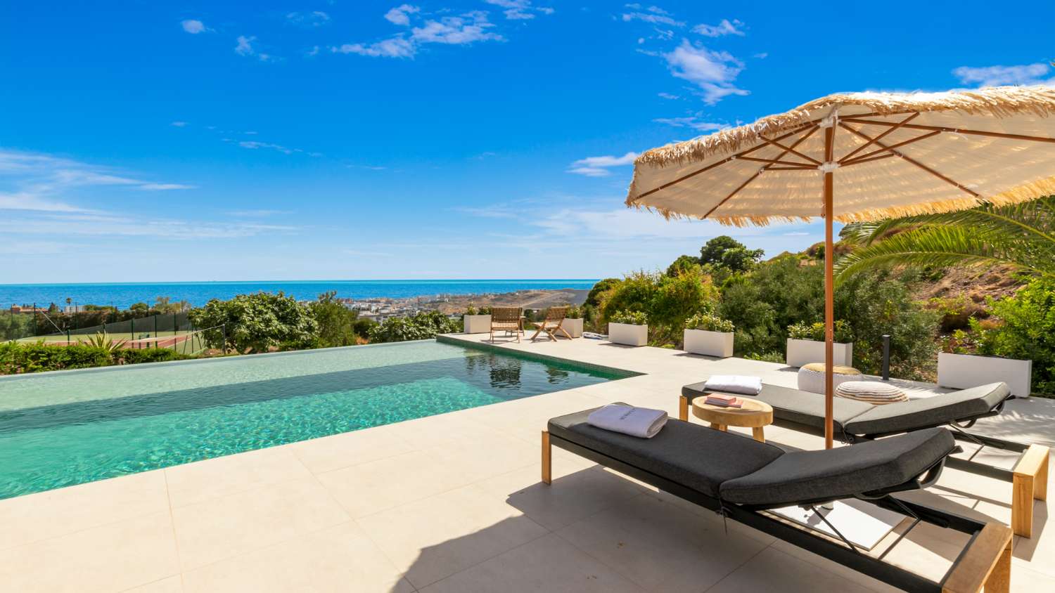 Prachtig uitzicht op zee huis in mediterrane stijl met eigen tennisbaan