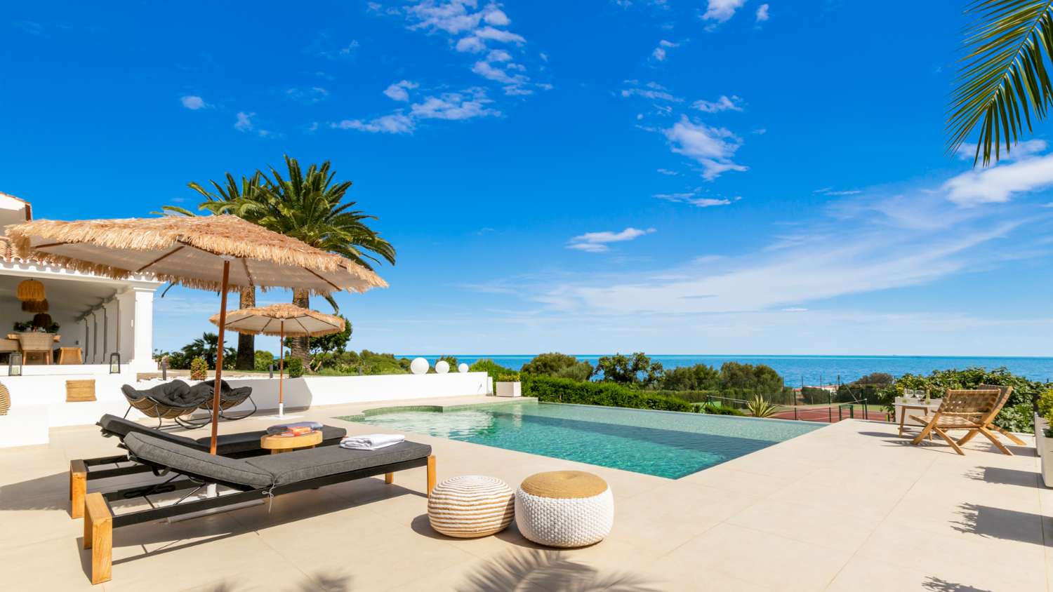 Prachtig uitzicht op zee huis in mediterrane stijl met eigen tennisbaan