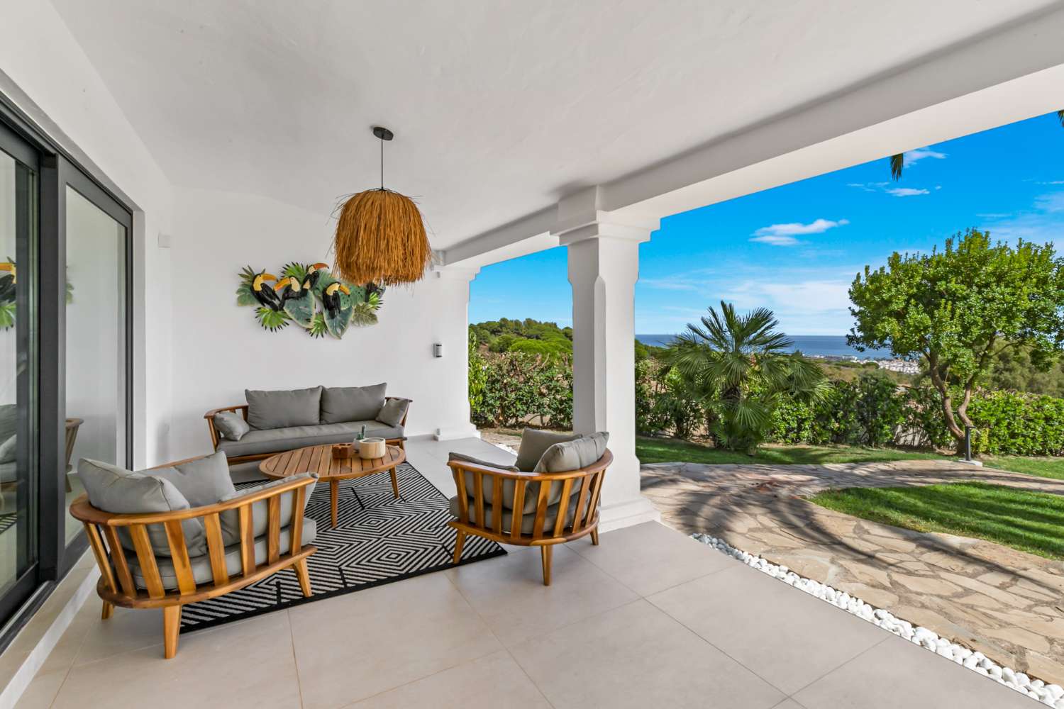 Increíbles vistas al mar Casa de estilo mediterráneo con pista de tenis privada