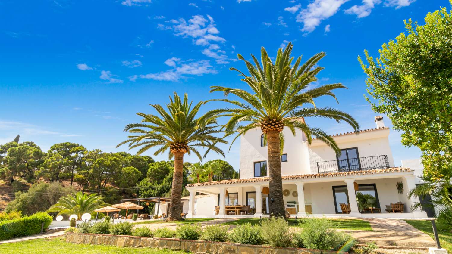 Increíbles vistas al mar Casa de estilo mediterráneo con pista de tenis privada