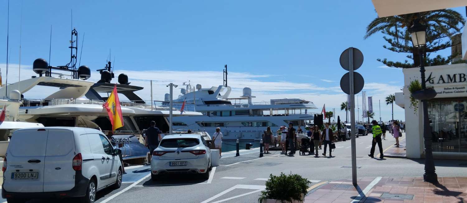 Lyxig lägenhet på bottenvåningen i Puerto Banús, Marbella