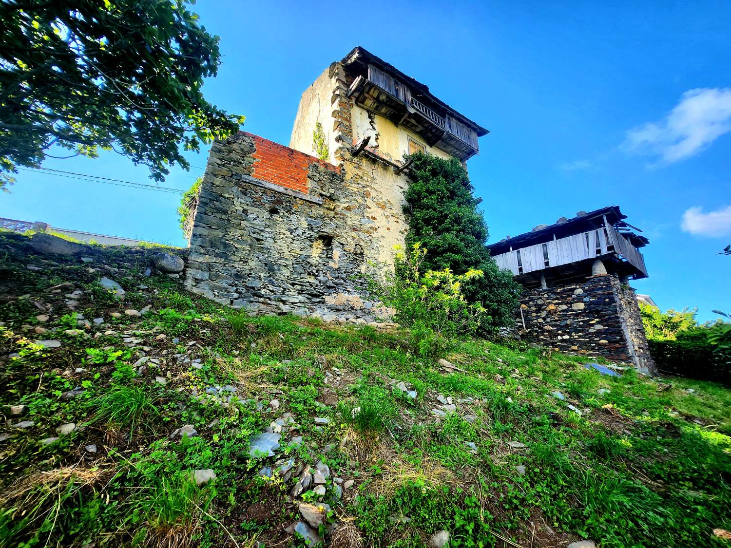 House and Finca 出售 在 Luarca