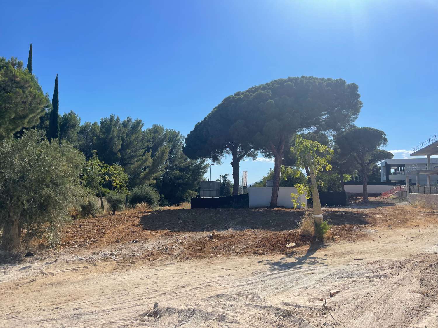 Plot with license to build a private villa in Marbella - Nagueles.