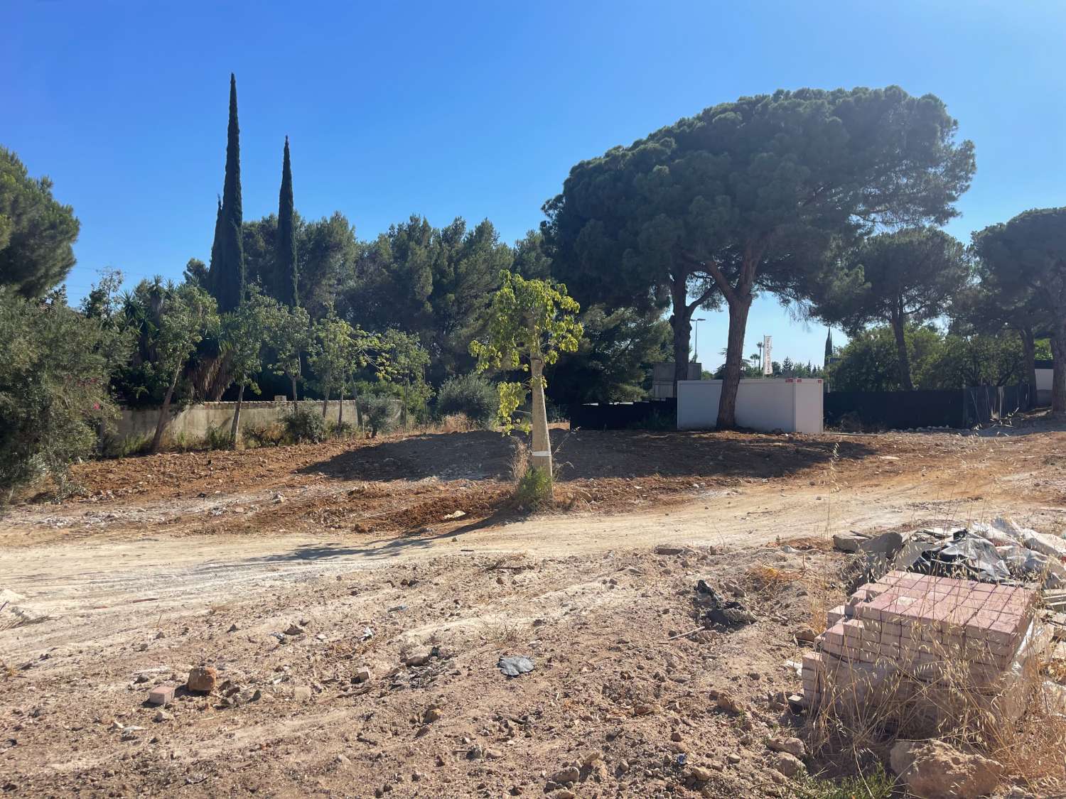 Plot with license to build a private villa in Marbella - Nagueles.