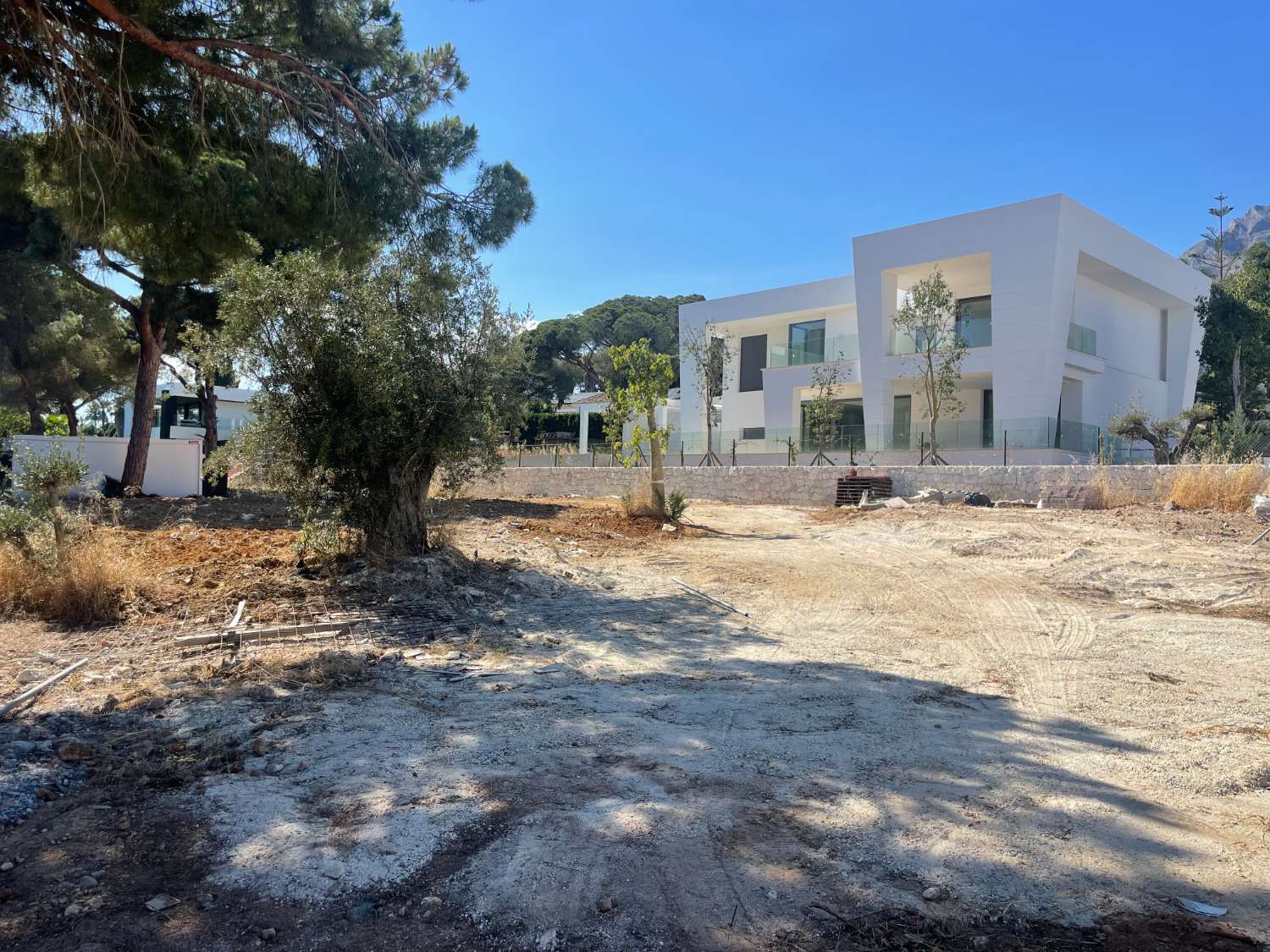 Plot with license to build a private villa in Marbella - Nagueles.