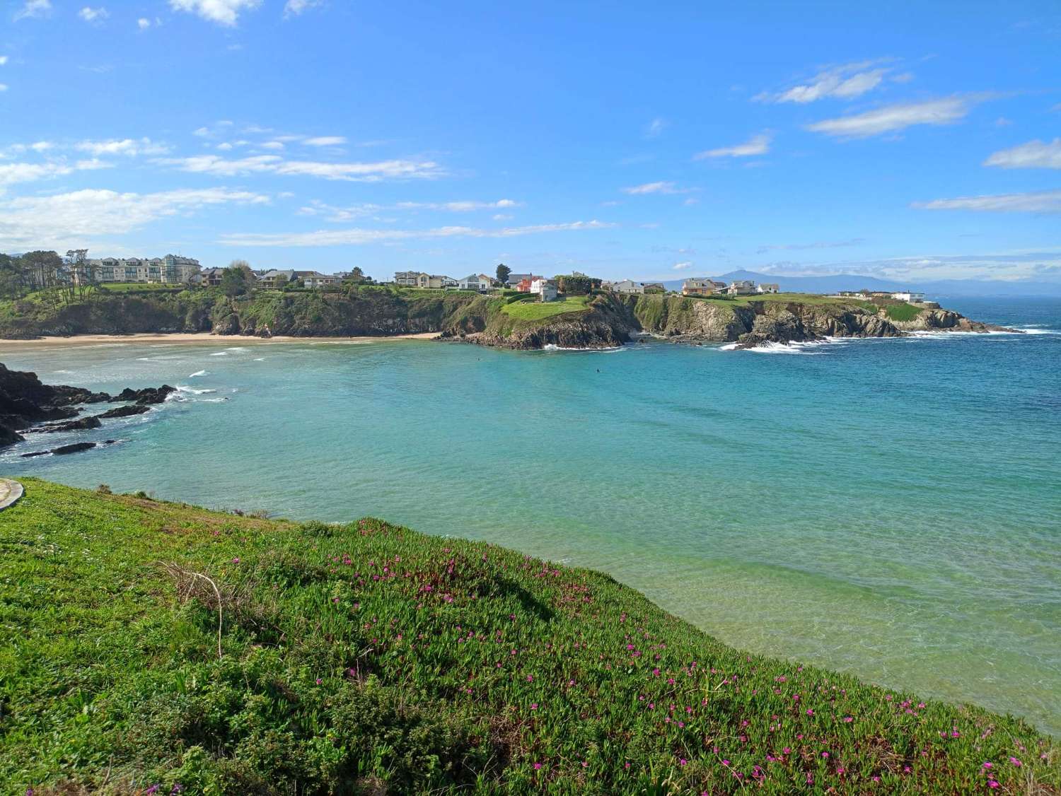 STOR GRUND MED UDSIGT OVER TAPIA DE CASARIEGO-STRANDEN