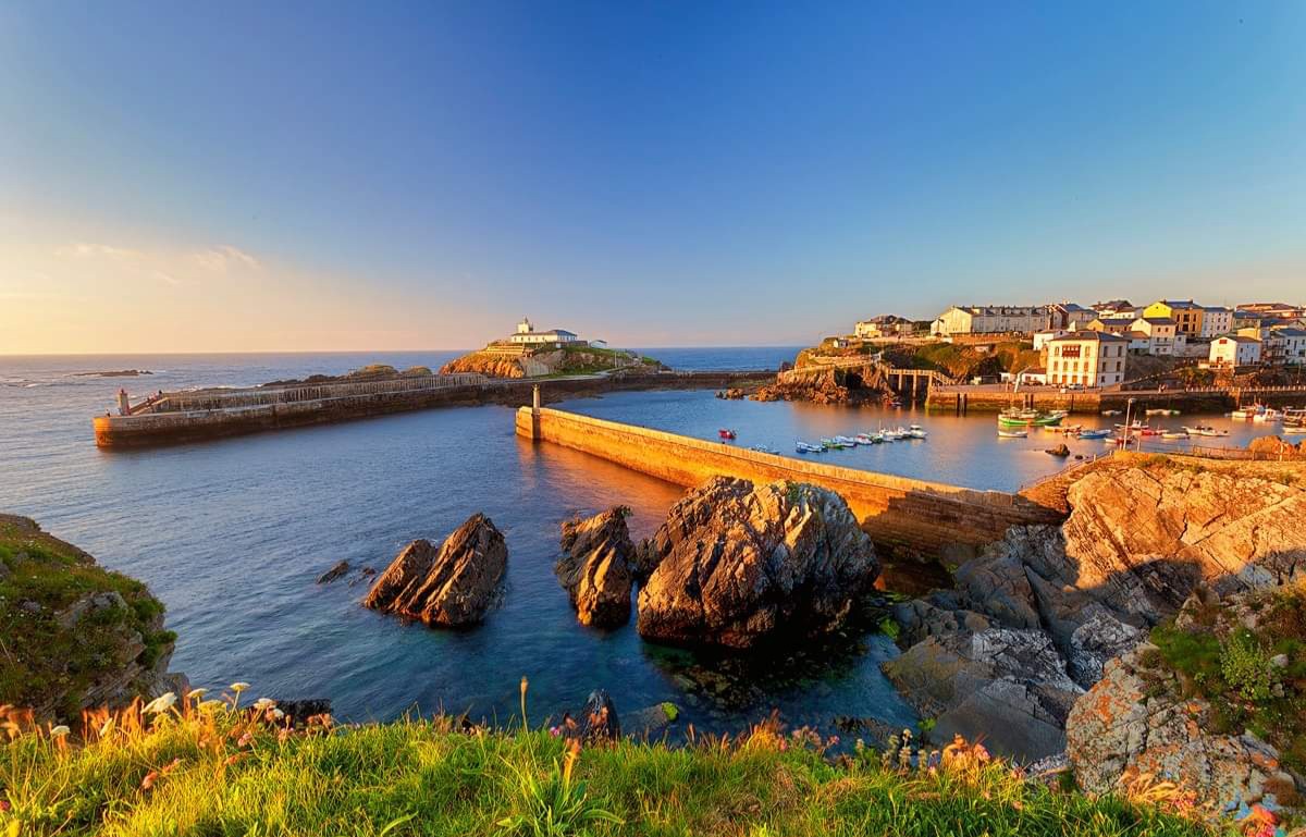 GRAN PARCELA CON VISTAS A LA PLAYA DE TAPIA DE CASARIEGO