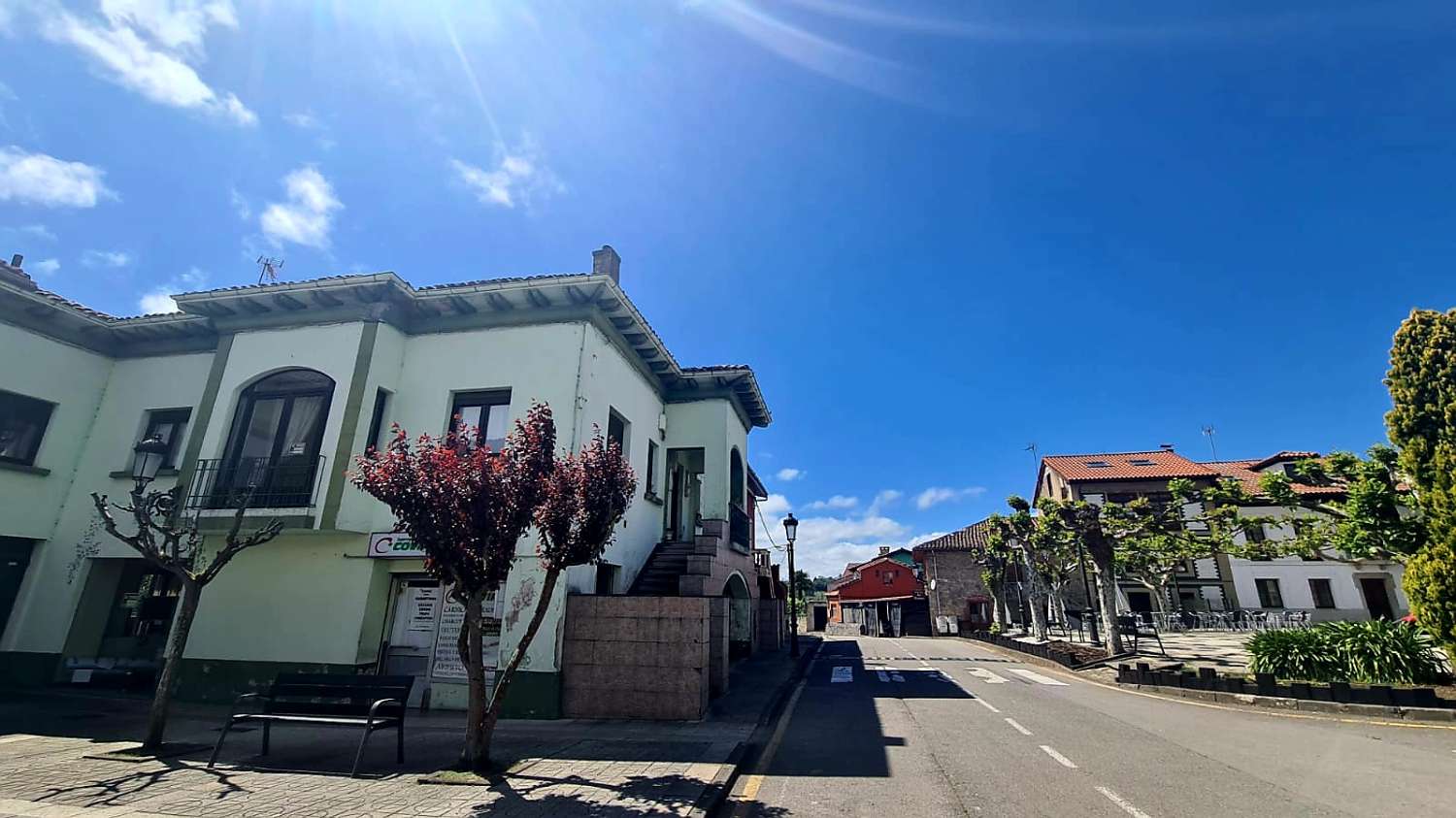 ERDGESCHOSSWOHNUNG ZUM VERKAUF MIT KLEINEM GRUNDSTÜCK IN VEGA DE SARIEGO