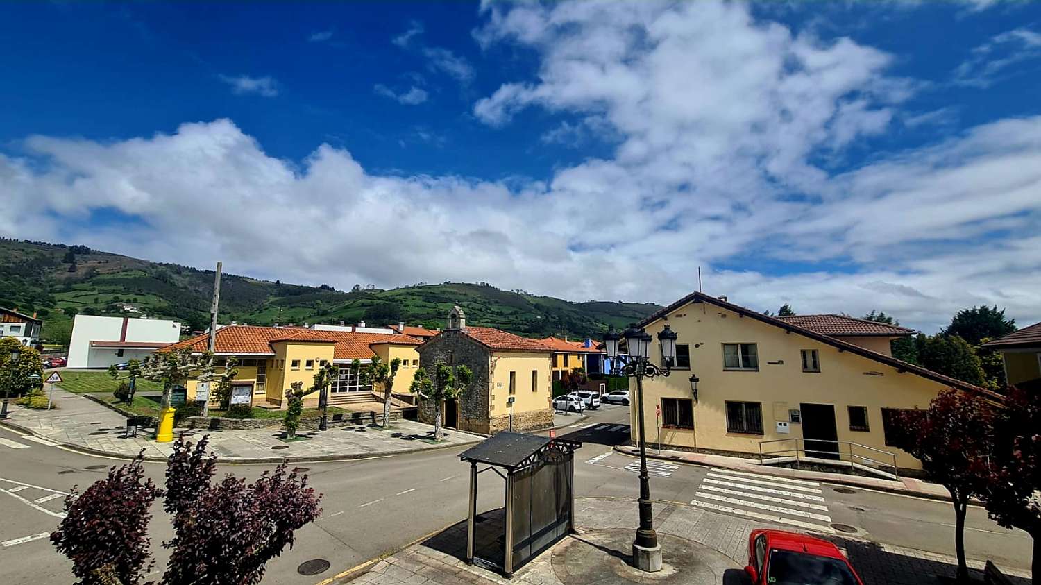 ERDGESCHOSSWOHNUNG ZUM VERKAUF MIT KLEINEM GRUNDSTÜCK IN VEGA DE SARIEGO