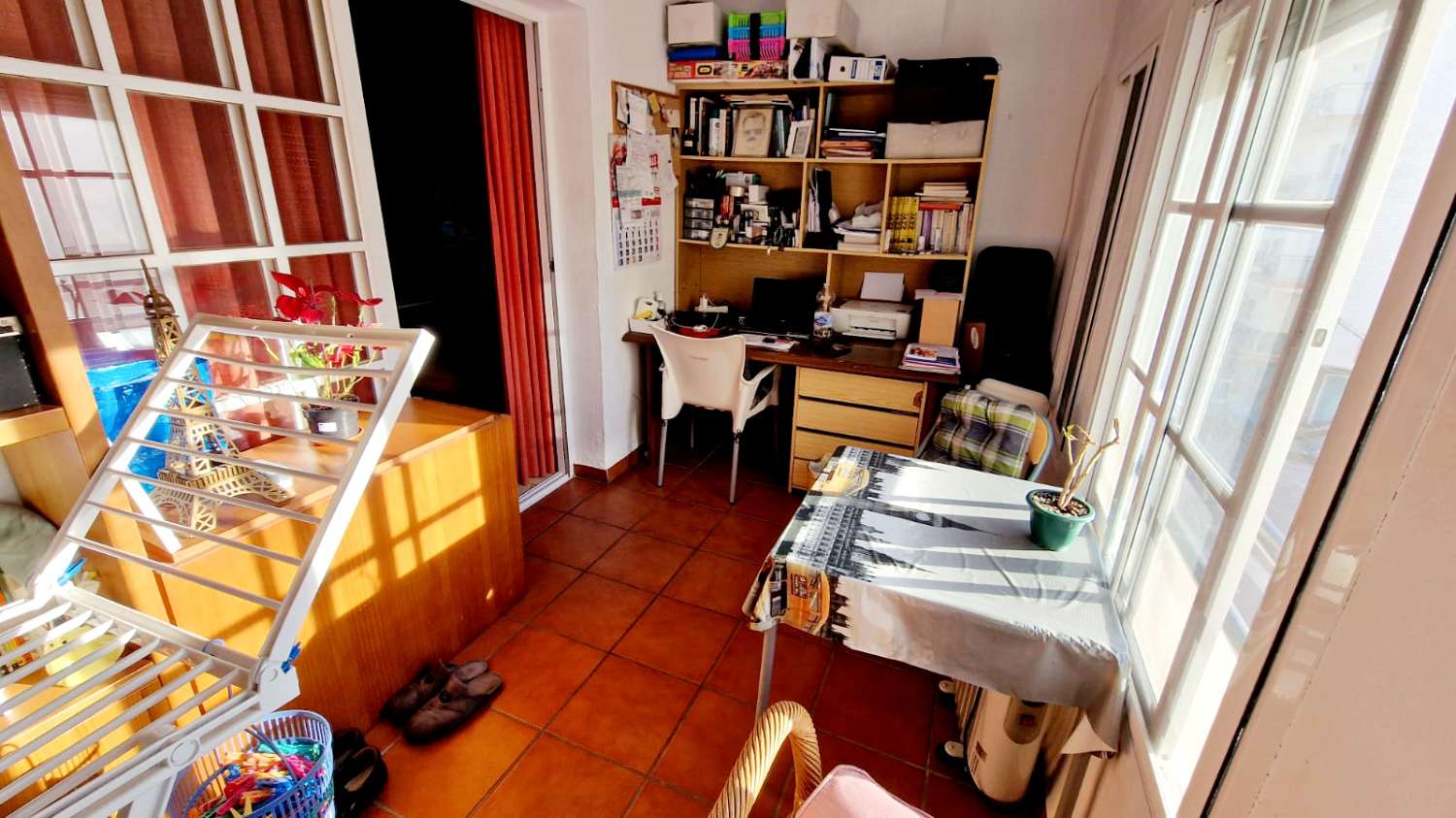 GROOT APPARTEMENT MET 3 SLAAPKAMERS IN HET CENTRUM VAN ESTEPONA