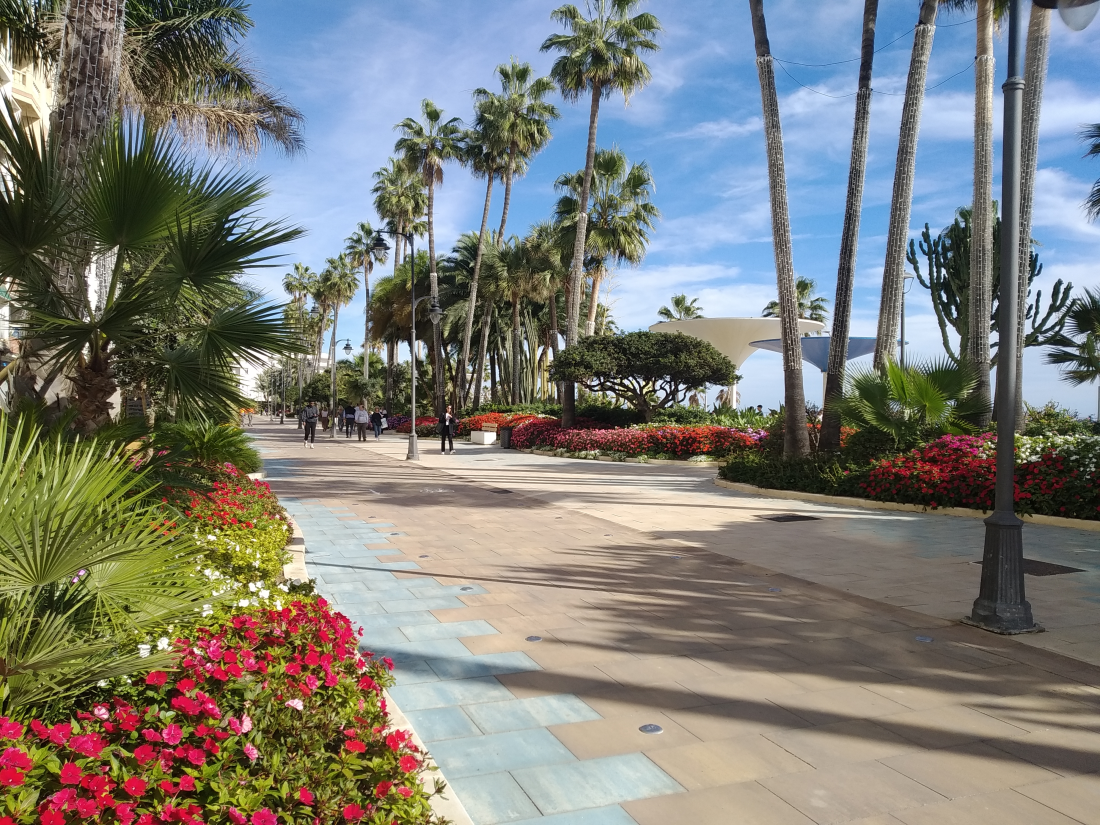 GROOT APPARTEMENT MET 3 SLAAPKAMERS IN HET CENTRUM VAN ESTEPONA