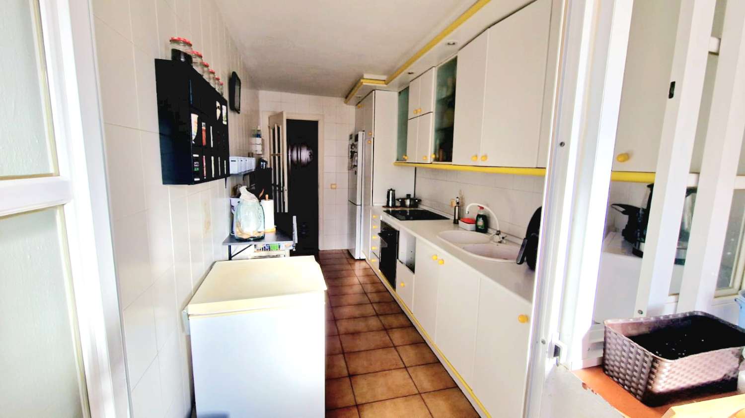 GROOT APPARTEMENT MET 3 SLAAPKAMERS IN HET CENTRUM VAN ESTEPONA