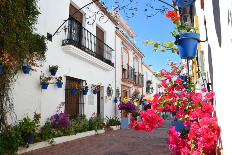 GROOT APPARTEMENT MET 3 SLAAPKAMERS IN HET CENTRUM VAN ESTEPONA