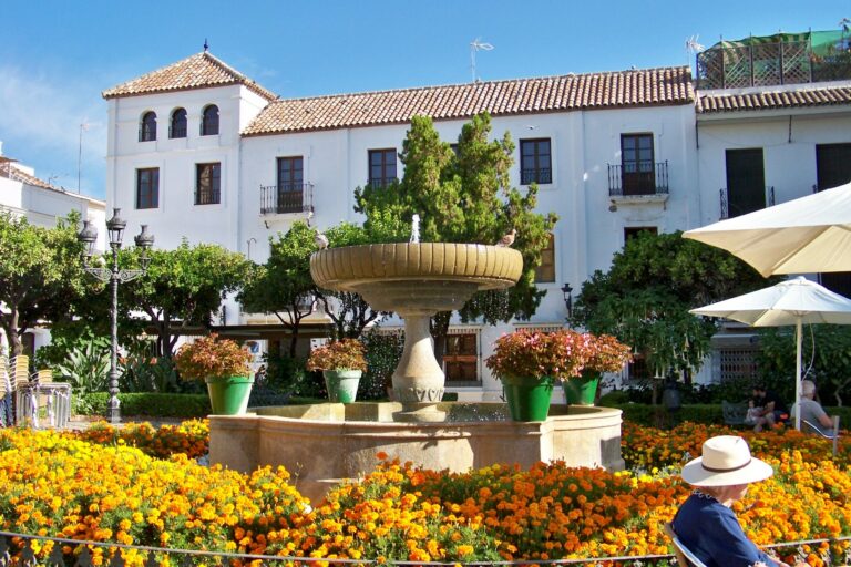 LARGE 3 BEDROOM APARTMENT IN THE CENTRE OF ESTEPONA