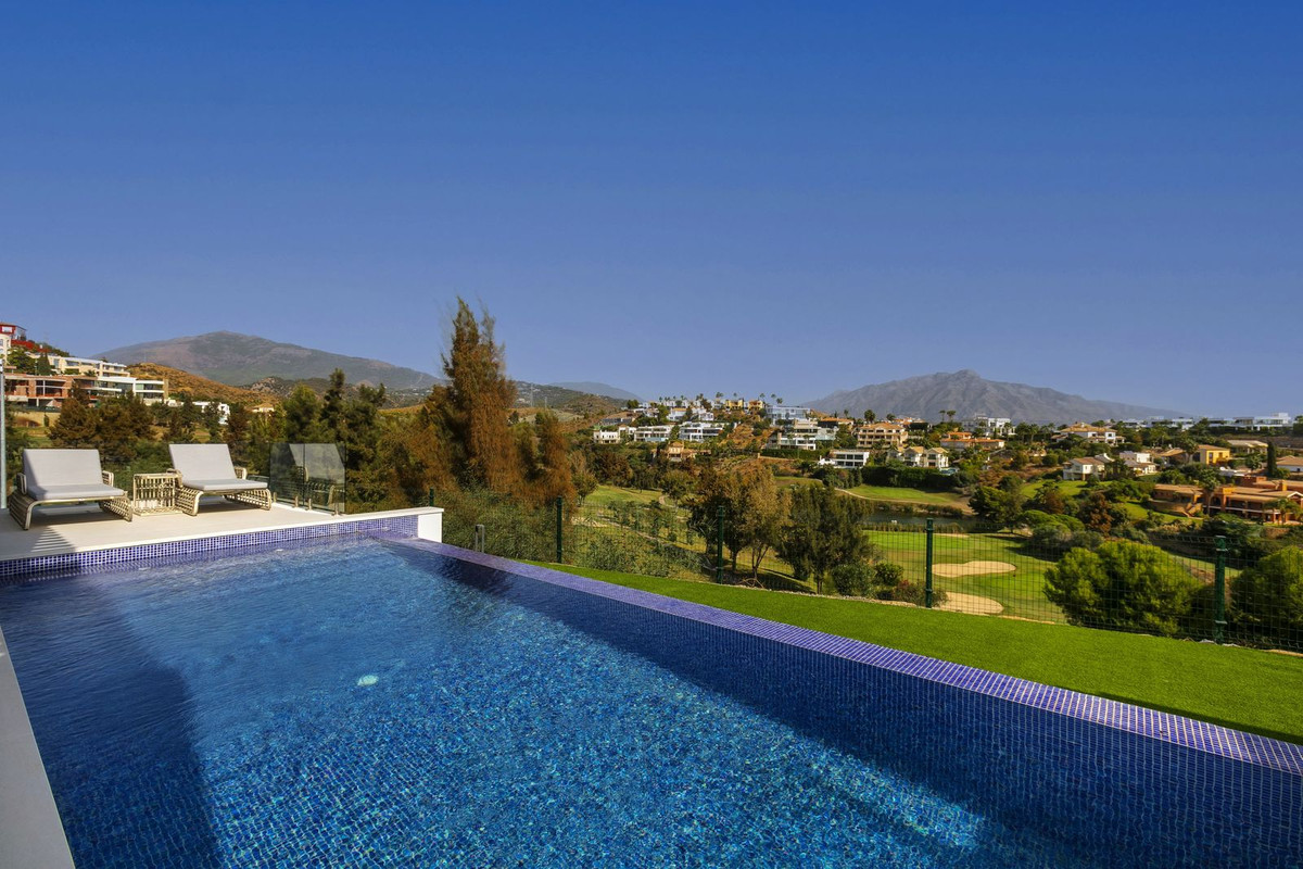 Luxe en elegante villa met panoramisch uitzicht in Marbella.