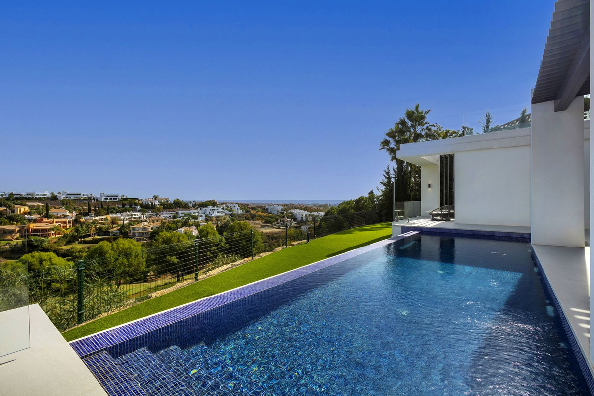 Luxe en elegante villa met panoramisch uitzicht in Marbella.