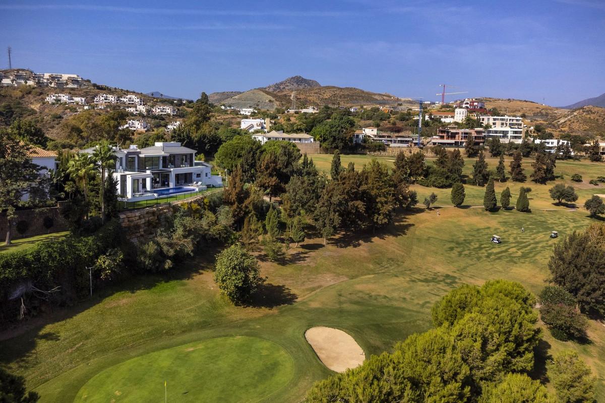 Luxuriöse und elegante Villa mit Panoramablick in Marbella.