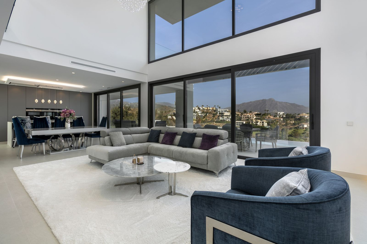 Luksuriøs og elegant villa med panoramaudsigt i Marbella.