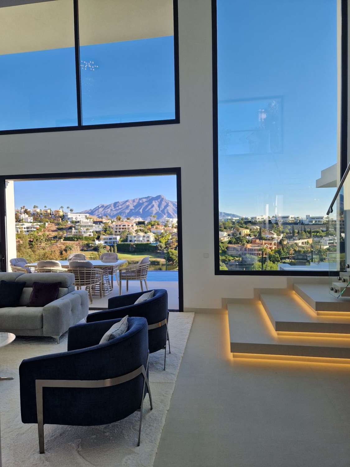 Luxe en elegante villa met panoramisch uitzicht in Marbella.