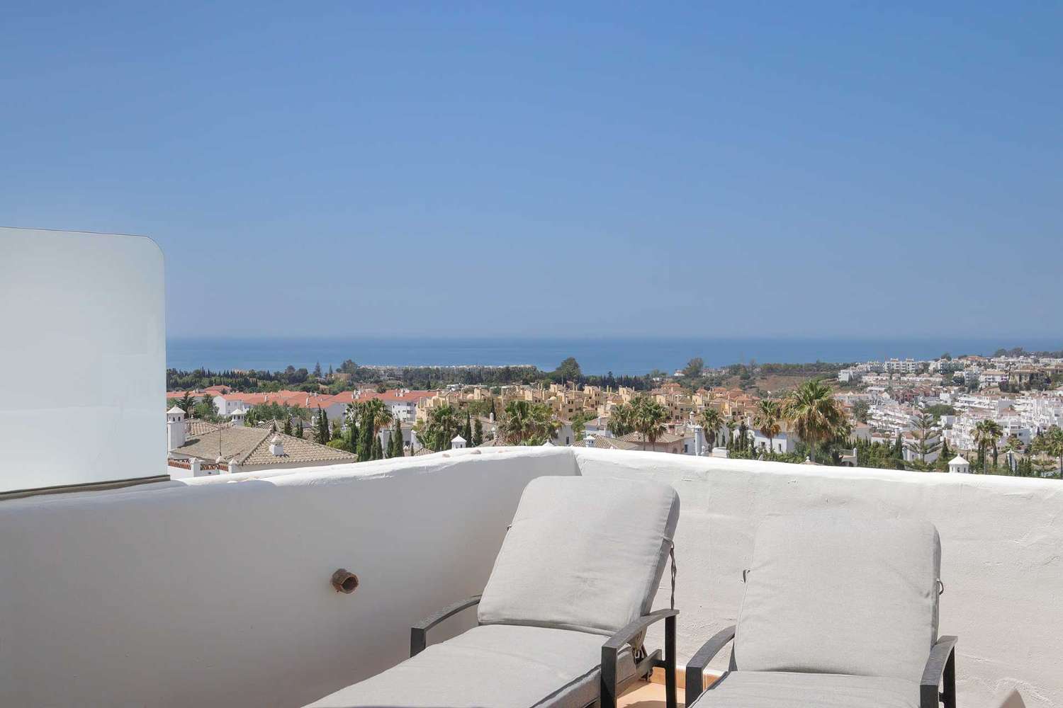 Luxuriöses Duplex-Penthouse mit Blick auf das Meer und Gibraltar