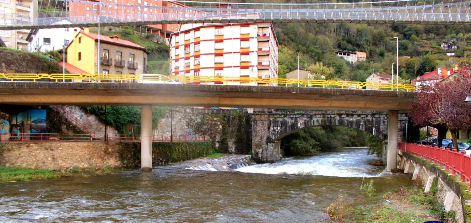 TO ETASJER MED GARASJER I CANGAS DEL NARCEA