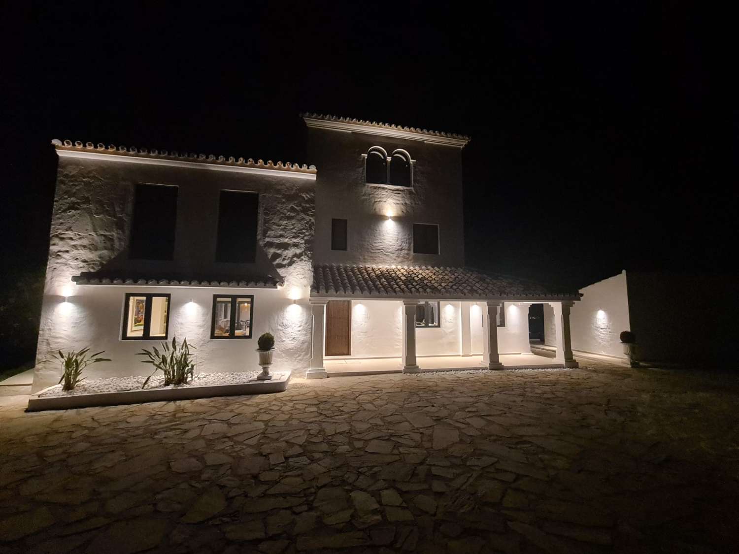 VILLA SPECTACULAIRE À LOS REALES, ESTEPONA