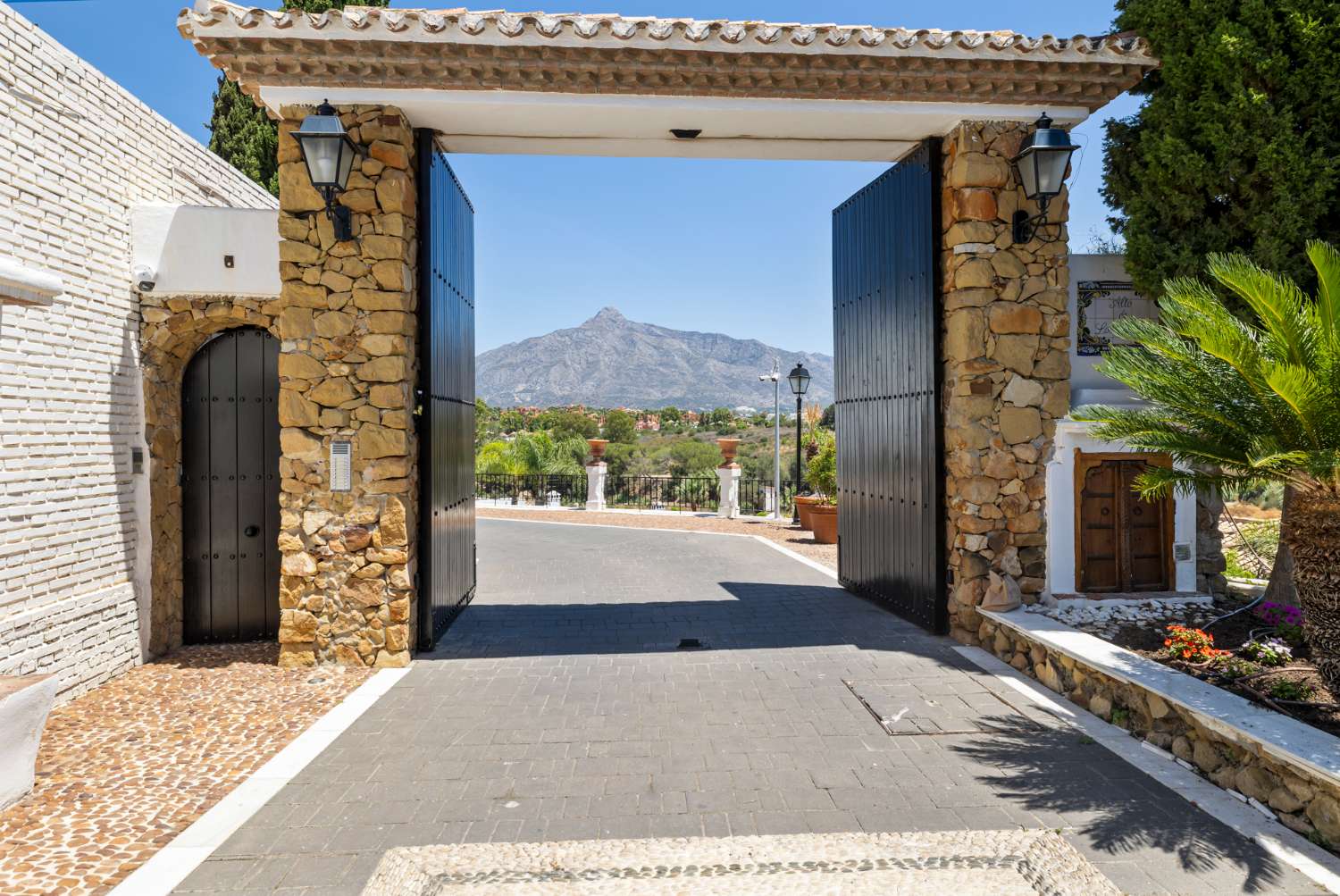 HOUSE FOR SALE IN PUERTO BANÚS