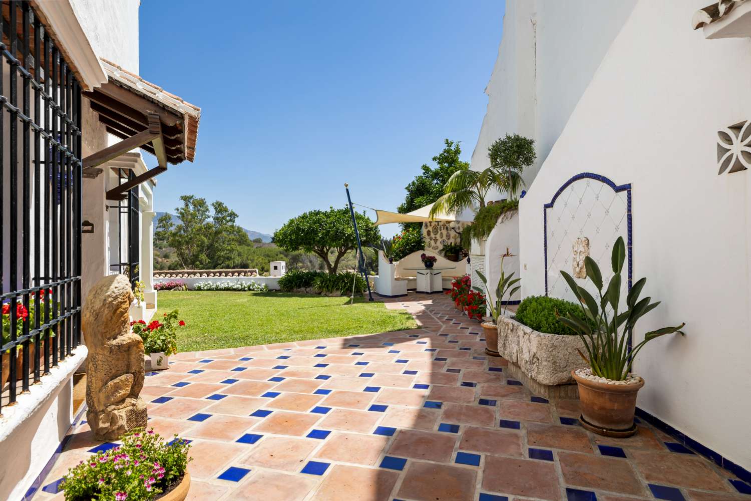 HOUSE FOR SALE IN PUERTO BANÚS