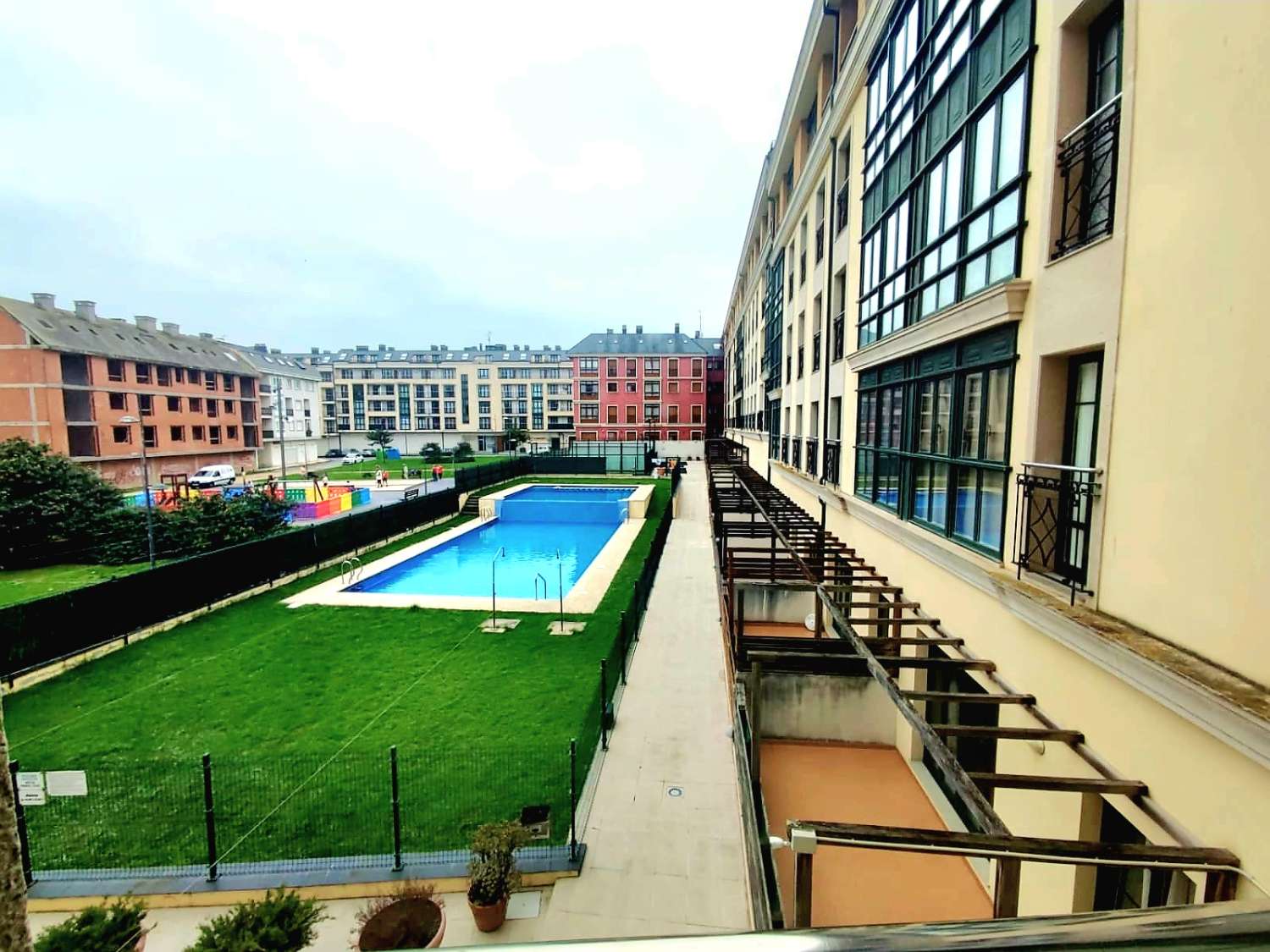 APPARTEMENT DE CHARME DANS L’URBANISATION À CÔTÉ DE LA PLAGE, FOZ