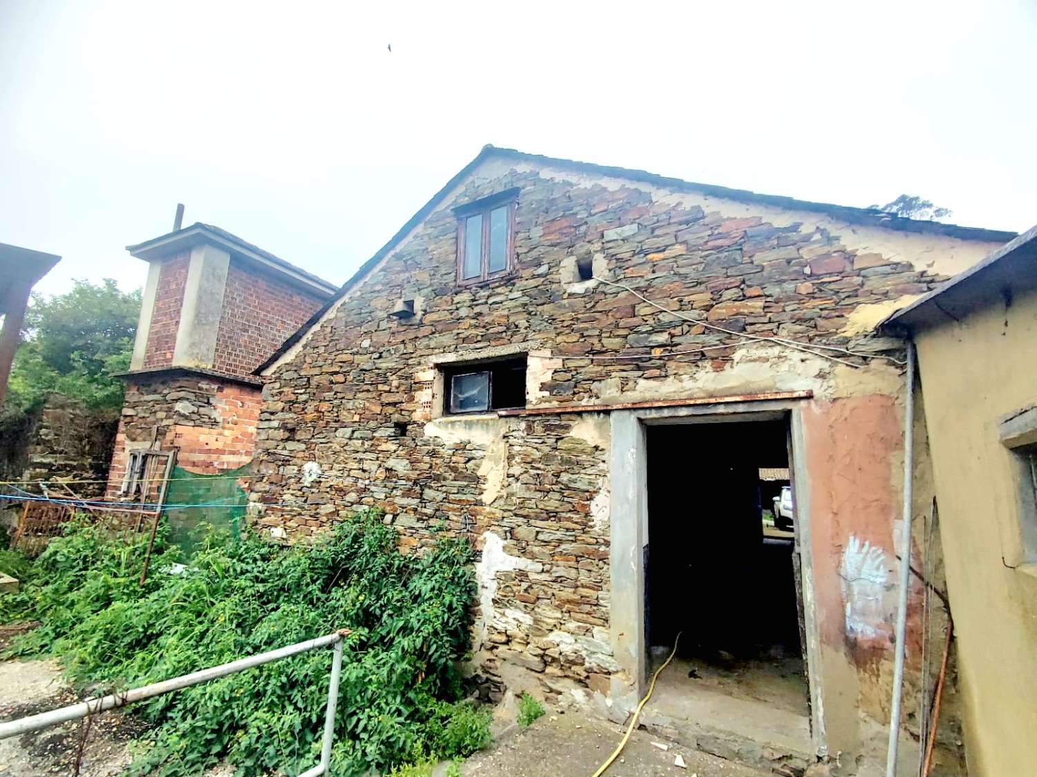 GROOT VRIJSTAAND HUIS IN TAPIA DE CASARIEGO