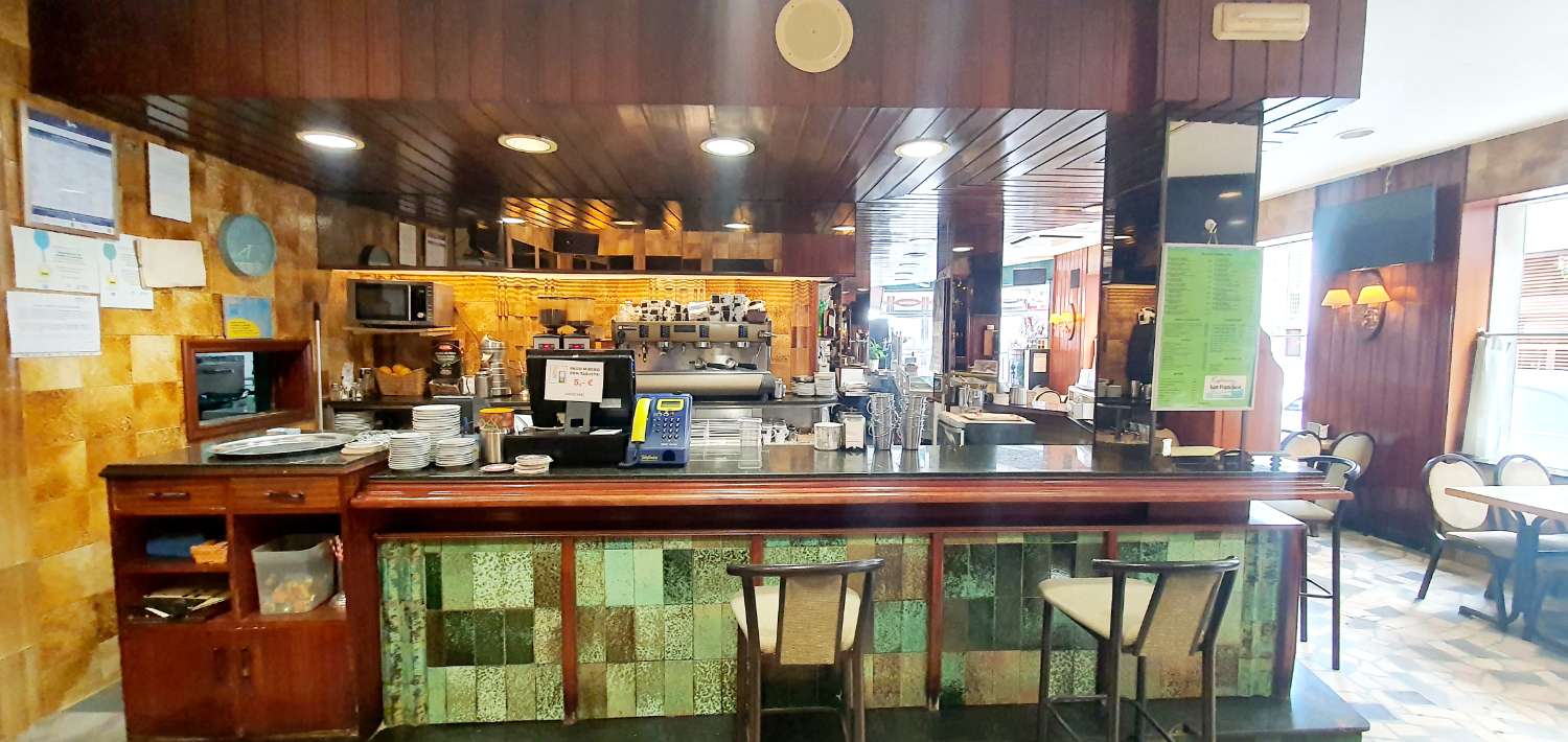 ¡TRASPASO CAFETERÍA SAN FRANCISCO! ZONA AUDITORIO, OPORTUNIDAD ÚNICA EN EL CORAZÓN DE OVIEDO